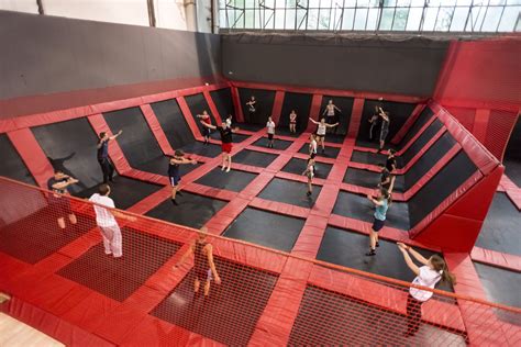 Hangar 646 – park trampolin w Warszawie .